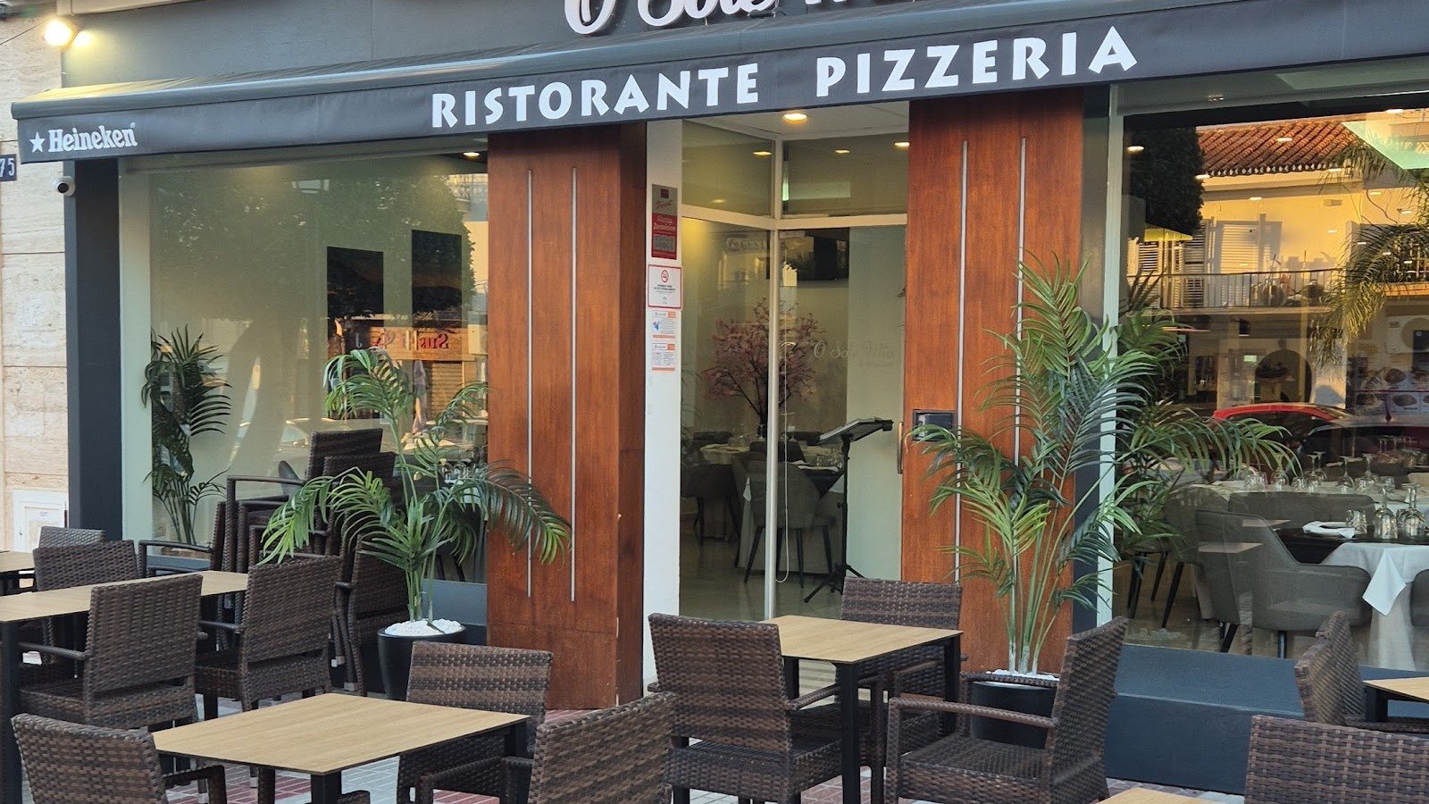 Fachada de la Pizzeria O Sole Mio con rótulos O Sole Mio y Ristorante Pizzeria sobre la terraza